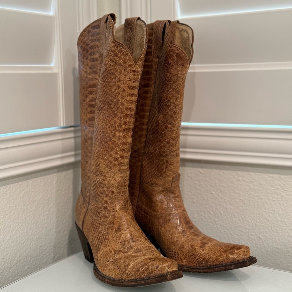 Women’s western boots size 8